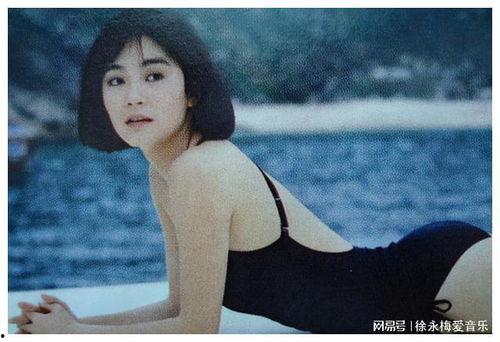 岳丽娜泳装照片,展现魅力身材，诠释夏日风情