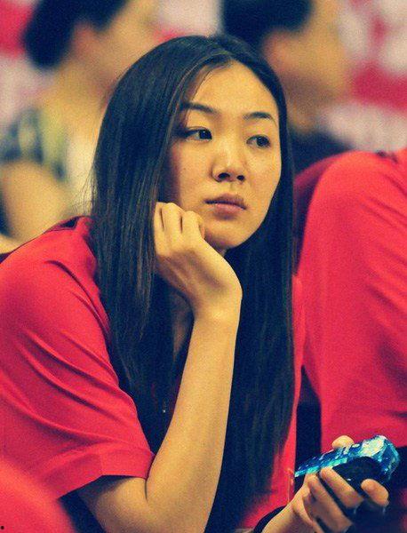 岳丽娜泳装照片,展现魅力身材，诠释夏日风情