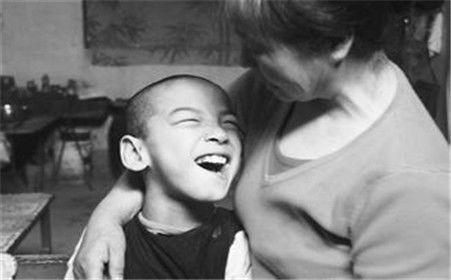 哪些明星的孩子是脑瘫,脑瘫明星孩子的成长之路